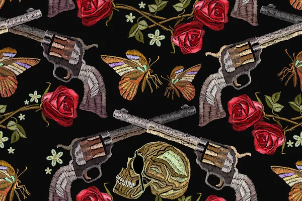 Вишивка черепа, схрещених пістолетів, метеликів і троянд — стоковий вектор