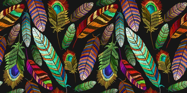 Plumas de color bordado patrón sin costuras — Vector de stock