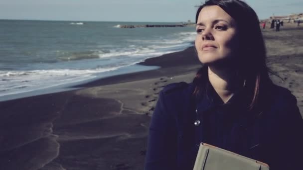 Hermosa mujer de negocios caminando en la playa — Vídeos de Stock