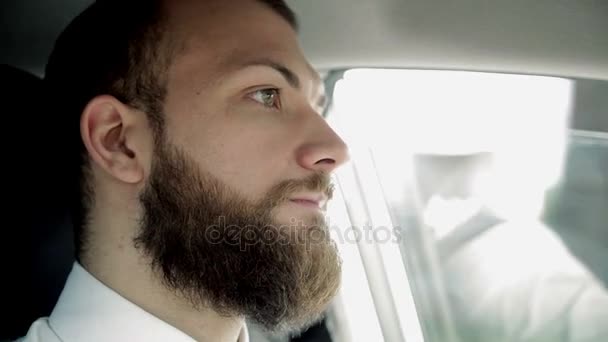 Close-up van ernstige knappe man rijden auto gevoel triest — Stockvideo