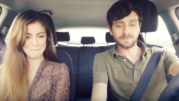 Счастливая пара танцует и поет как сумасшедшая в машине, веселясь — стоковое видео