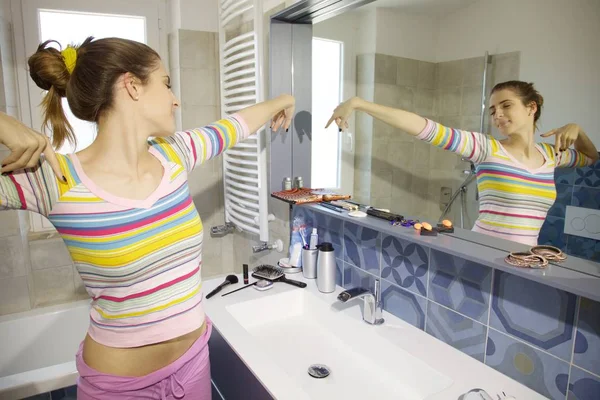 Mulher de bom humor esticando em seu banheiro antes de se preparar — Fotografia de Stock