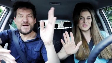 Yakışıklı erkek ve araba ağır çekimde dans güzel sarışın kadın