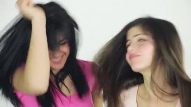 İki güzel genç kadın izole dans