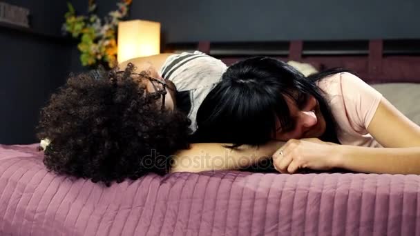 Мужчина обнимает девушку в постели — стоковое видео