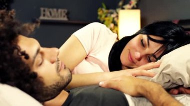 Eller erkek yakın tutarak uyumaya başlayan kadın yatakta
