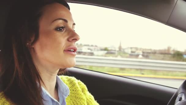 Женщина за рулем делает смешные лица — стоковое видео