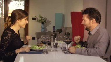 İki romantik akşam yemeği sırasında evde el ele tutuşarak aşk içinde