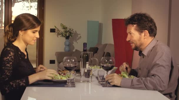 Szczęśliwa para opiekania z wina podczas romantycznej kolacji w domu — Wideo stockowe