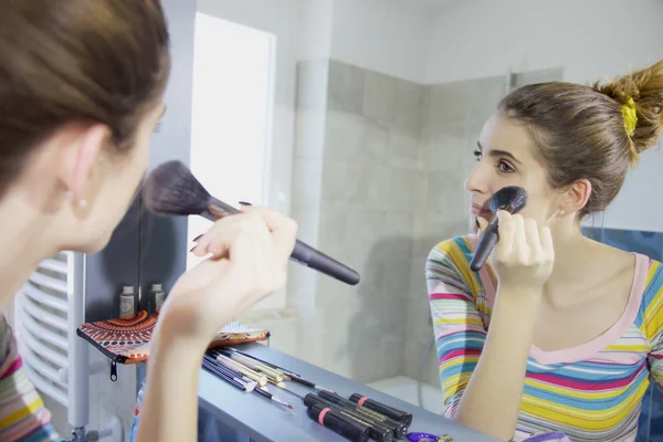 Natuurlijke jonge vrouw toepassing van make-up. Meisje krijgt een blos op de jukbeenderen. Poeder — Stockfoto