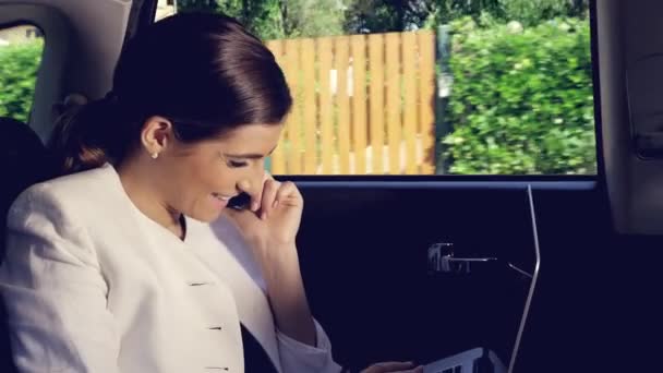 Happy nádherná žena mluví o telefonu v kabině closeup — Stock video