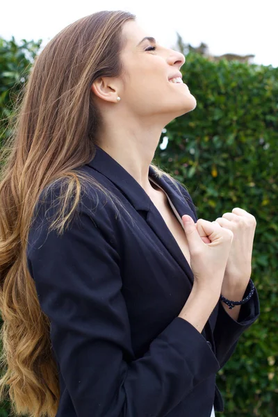 Schöne erfolgreiche Frau mit langen Haaren lächelnd — Stockfoto