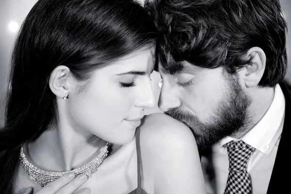 Elegant par i kärlek man kysser axeln av flickvän närbild — Stockfoto