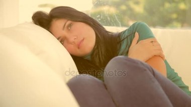  Güzel kadın yavaşça kanepede uyuya düşünme yorgun