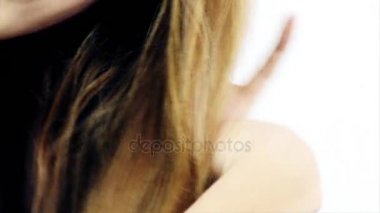 Sevimli kadın genç uzun saç yavaş hareket fırçalama aşırı closeup izole