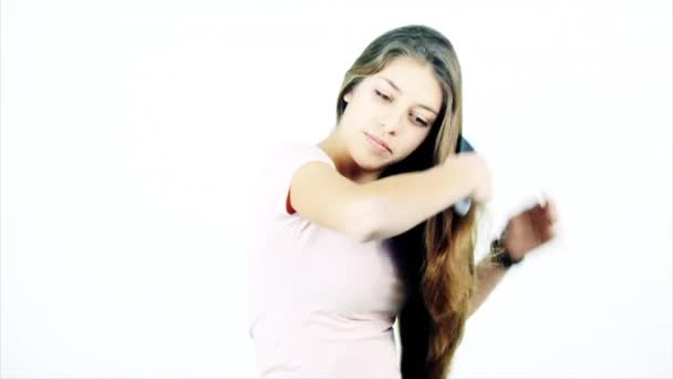 Sevimli kadın genç uzun saç yavaş hareket izole orta fırçalama vurdu — Stok video