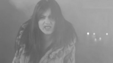 Saldırgan Dişi vampir ağız kanlı