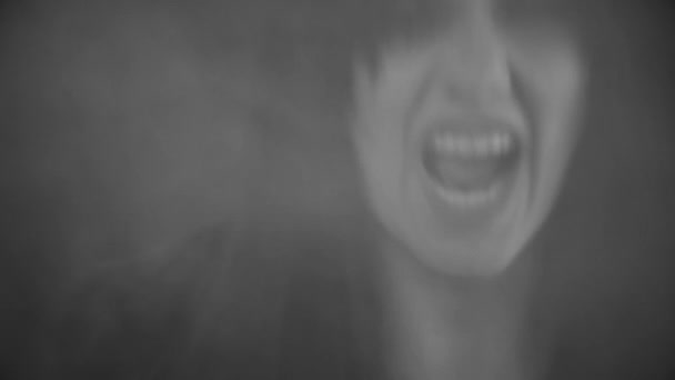Агрессивная женщина, снимающая замедленную съемку — стоковое видео