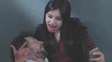 Komik kadın vampir selfie cep telefonu ile ölü adam tutarak alarak