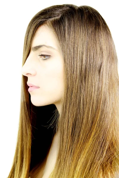 Retrato de perfil de mulher bonita com cabelo sedoso macio reto na frente do olho — Fotografia de Stock