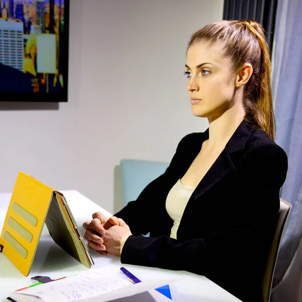 Красивая деловая женщина слушает партнера в офисе — стоковое фото