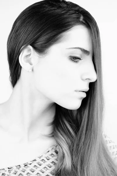 Beauty porträtt av kvinna med långt silkeslent hår svart och vitt — Stockfoto