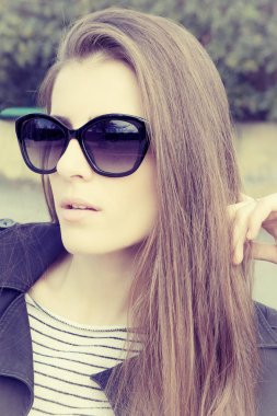 Güzel kadın güneş gözlüğü ile moda retro tarzı portresi