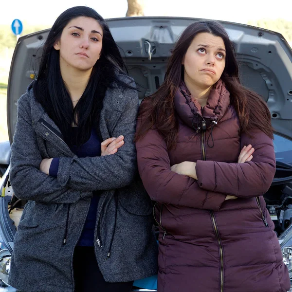 Olycklig kvinnor med sitter på trasiga bil väntar på hjälp — Stockfoto