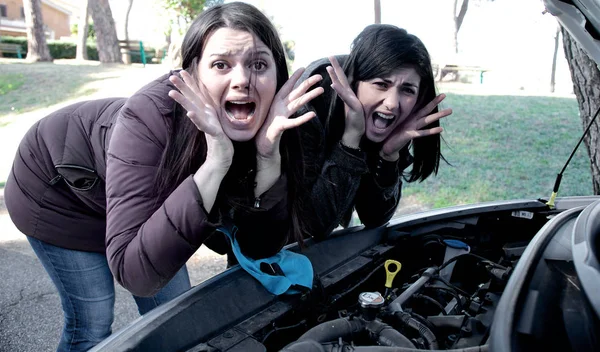 Mulheres desesperadas sobre carro quebrado gritando por ajuda — Fotografia de Stock
