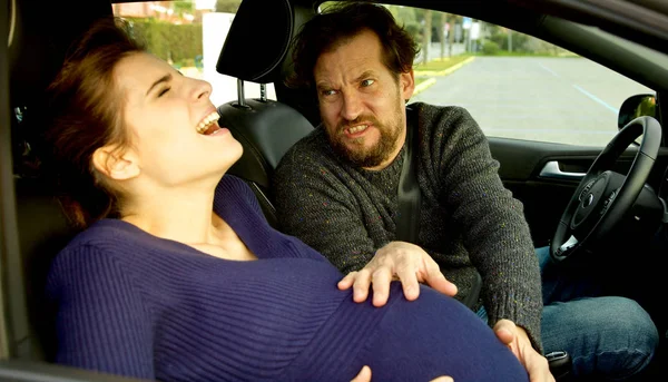Мужчина боится кричать беременная жена — стоковое фото
