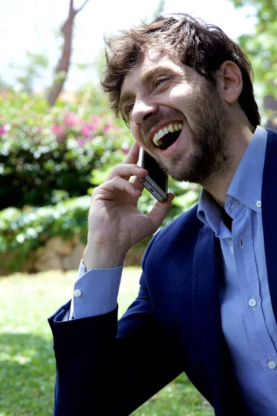 Happy obchodní muž na telefonu v parku smát — Stock fotografie
