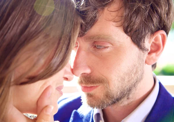 Man looking in love in the eye woman — Stock Photo, Image