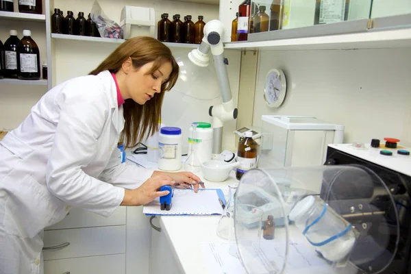 Pharmacien en laboratoire faisant de la paperasse — Photo