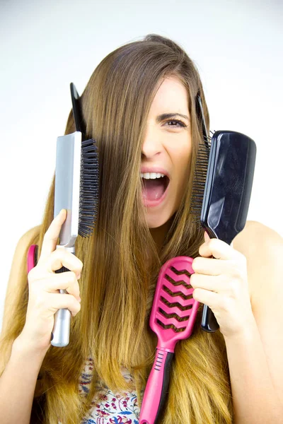 Frau schreit verzweifelt über unordentliches langes Haar — Stockfoto