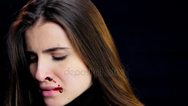 Mooie vrouw bloeden uit de neus na huiselijk geweld huilen uitziende camer — Stockvideo