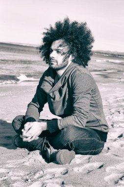 Yakışıklı, düşünceli bir adam.