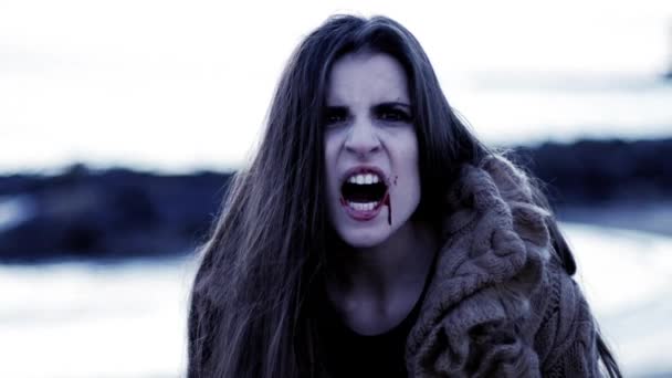 怒っている女性吸血鬼見るカメラで日の出 — ストック動画