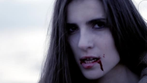 웃 고 행복 찾고 카메라 슬로우 모션 근접 촬영 하는 무서운 여성 뱀파이어 — 비디오