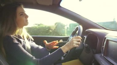 Serin komik hamile kadın araba mutlu sürüş sırasında dans