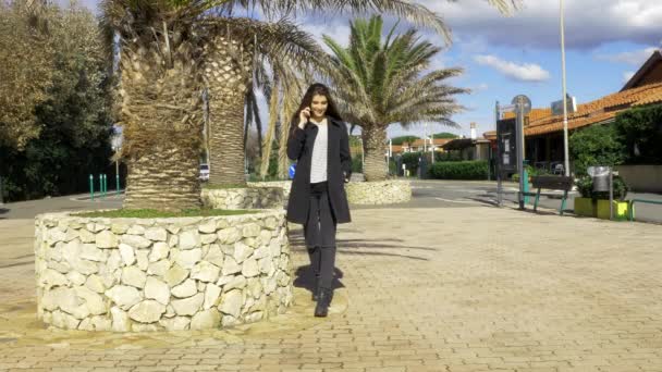 Szczęśliwy piękna kobieta spaceru i rozmawia przez telefon — Wideo stockowe