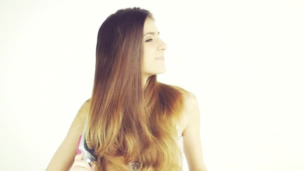 Mutlu kadın çok uzun saçlı fırçalama yavaş hareket fırçalar — Stok video