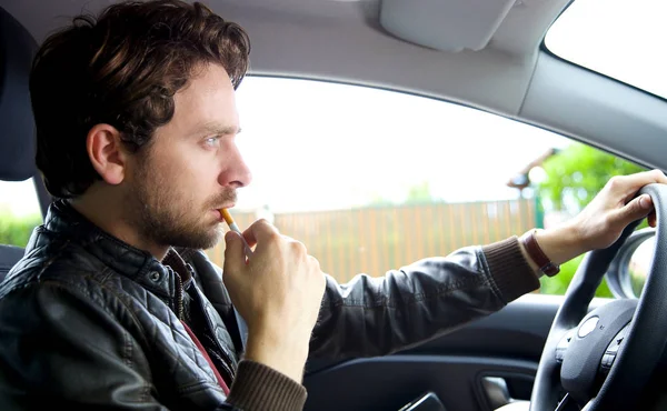 Cool Man Met Sigaret Mond Auto Rechtenvrije Stockafbeeldingen