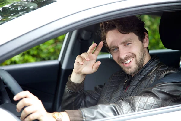 Bonito Homem Dirigindo Carro Sério — Fotografia de Stock