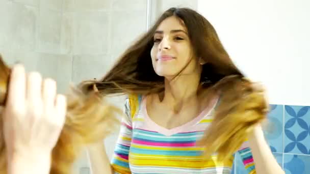 Mulher Olhando Espelho Amor Com Seu Longo Cabelo Longo Brilhante — Vídeo de Stock