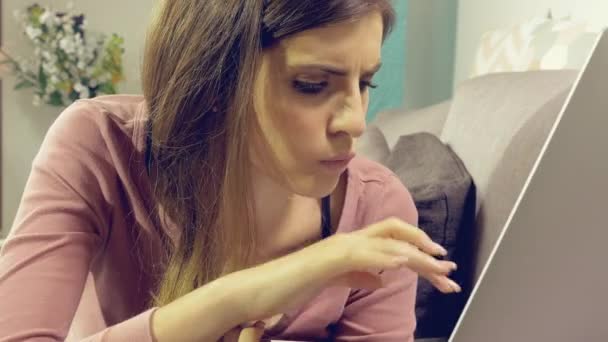 Bilgisayarda Zorbalığa Uğrayan Genç Bir Kadın — Stok video