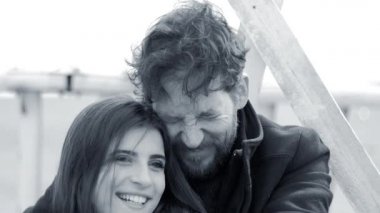 Birbirine aşık bir çift, rahatlıyor ve konuşuyor. Siyah-beyaza sarılıyorlar..