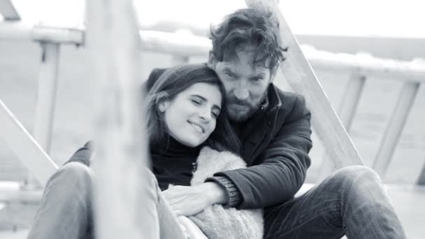 Verliebte Paare entspannen sich und reden umarmt schwarz und weiß — Stockvideo