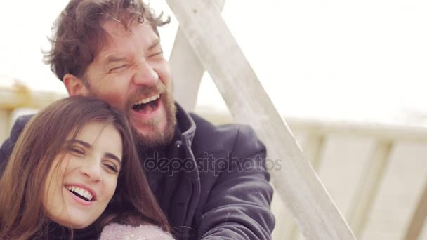 Man en vrouw verliefd glimlachen en lachen in vakantie closeup — Stockvideo