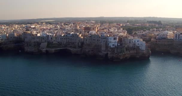 Tiro aéreo da aldeia italiana no mar Polignano uma égua tiro largo — Vídeo de Stock