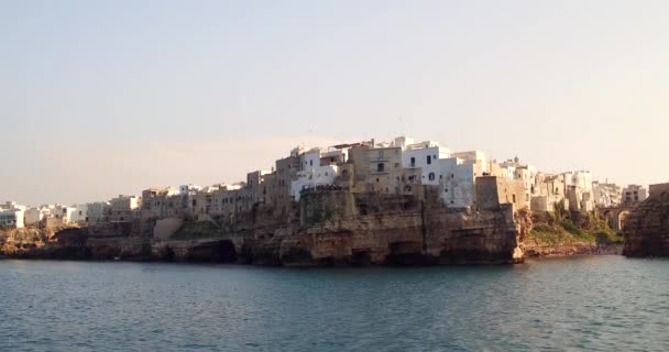 Plano aéreo de pueblo italiano en el mar Polignano una yegua — Vídeo de stock